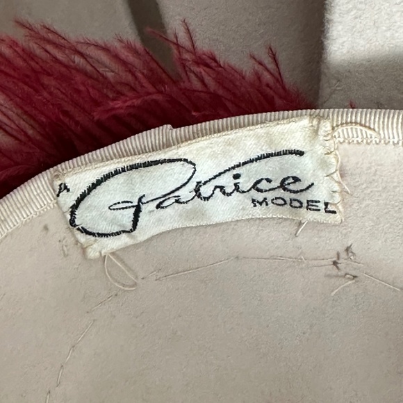 ENTICING 1940S\' BEIGE FELT HAT WITH UPTURNED/FOLDED BRIM + BURGUNDY FEATHERS main image 12